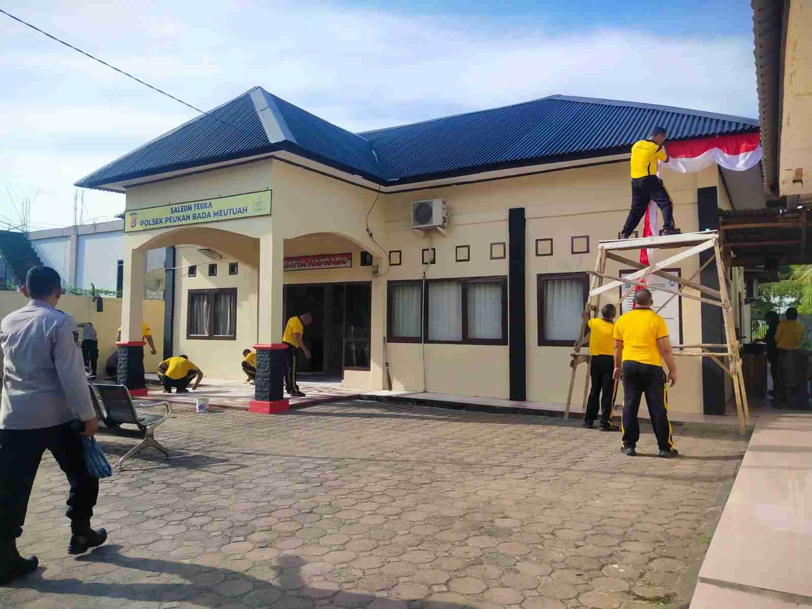 Polsek Jajaran Polresta Banda Aceh Siap Meriahkan HUT Ke-81 RI dengan Memasang Umbul-Umbul di Mako - Tribratanews Polresta Banda Aceh