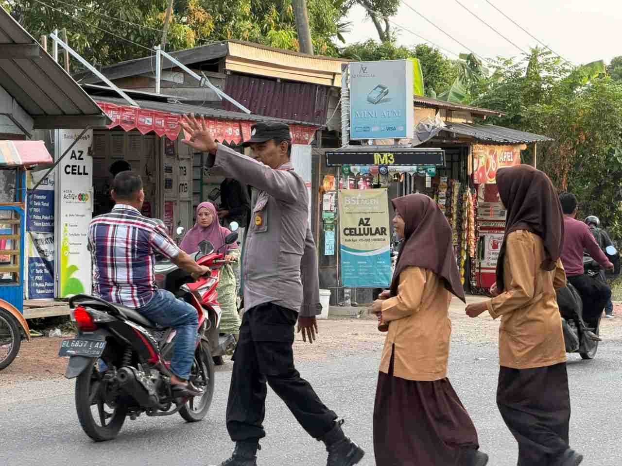 Demi Kelancaran Lalu Lintas di Lingkungan Sekolah, Personel Polresta Banda Aceh Bantu Seberangkan Pelajar - Tribratanews Polresta Banda Aceh