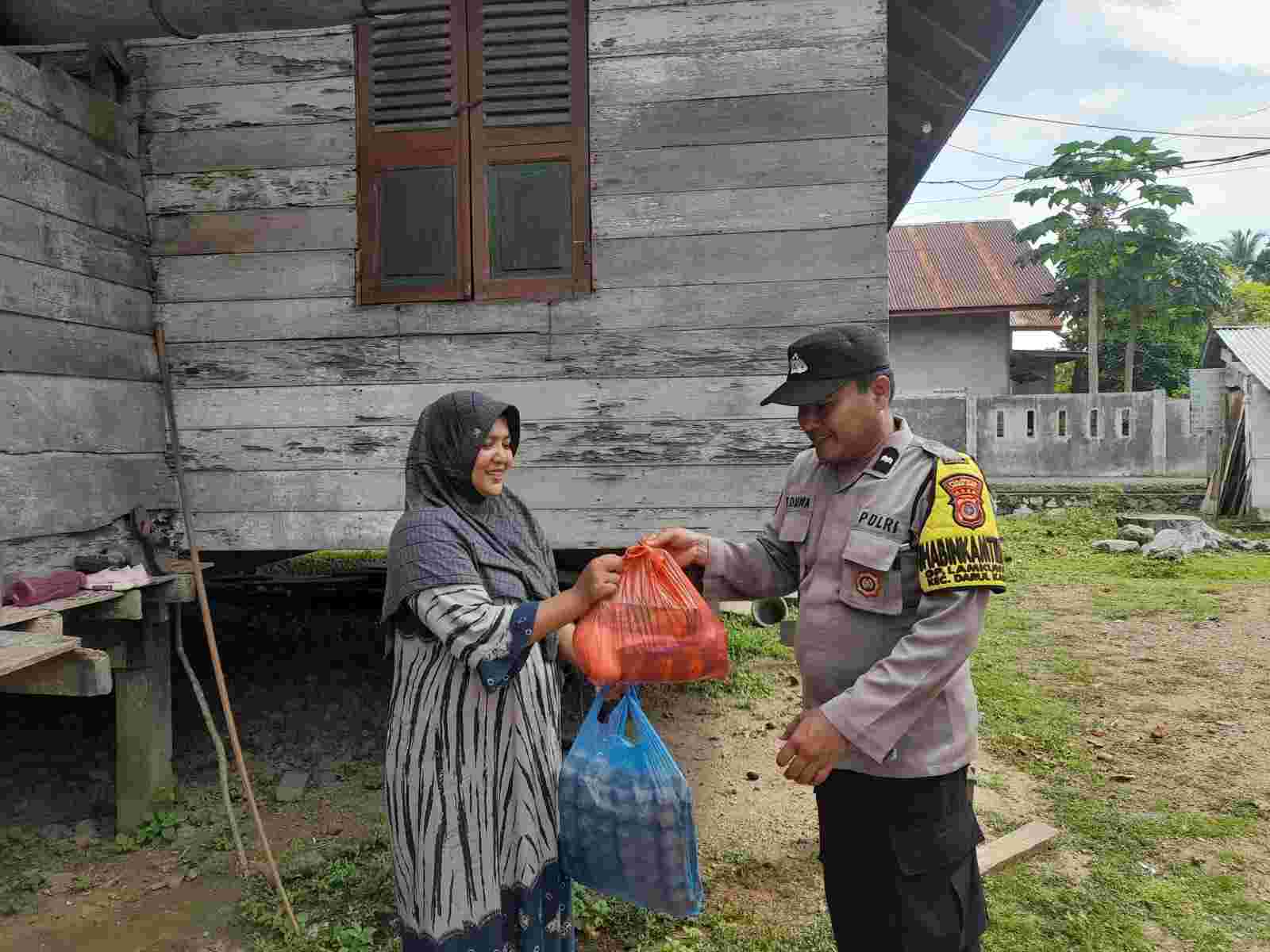 Jumat Berkah, Polisi di Banda Aceh Bagikan Sembako untuk Warga Kurang Mampu - Tribratanews Polresta Banda Aceh
