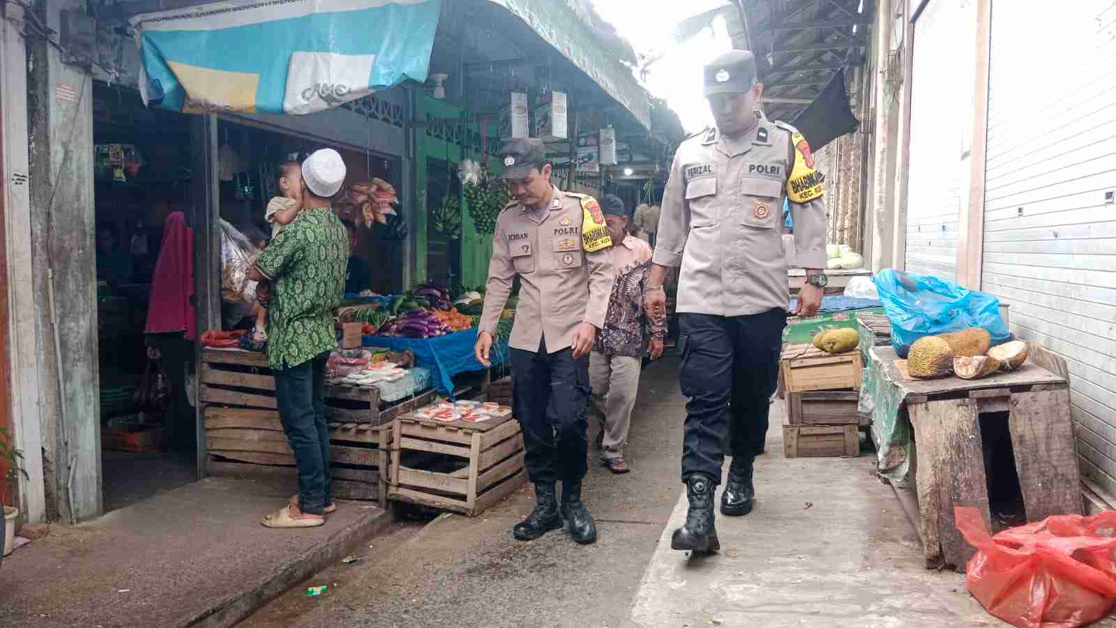 Personel Polsek Kuta Baro Patroli Jalan Kaki di Pusat Keramaian, Ini Tujuannya - Tribratanews Polresta Banda Aceh