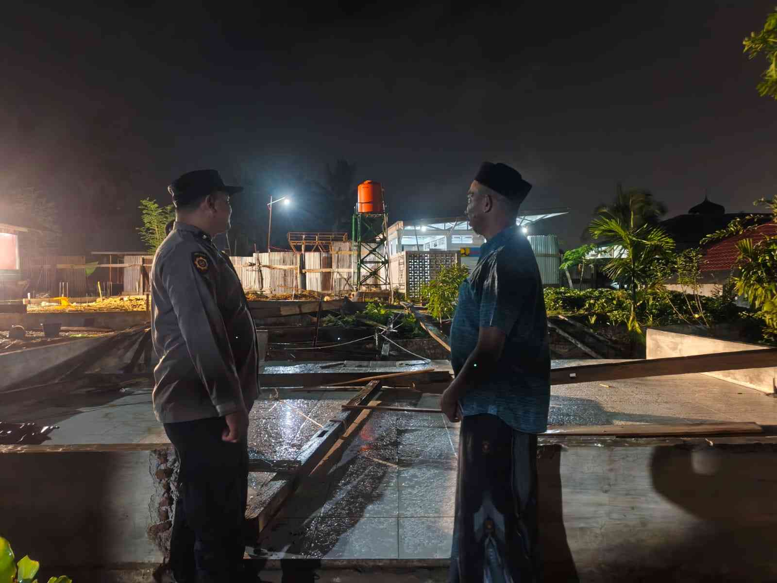 Angin Kencang Porak-porandakan Balai Pengajian, Polsek Darul Imarah Turunkan Personel Pantau Lokasi Kejadian - Tribratanews Polresta Banda Aceh