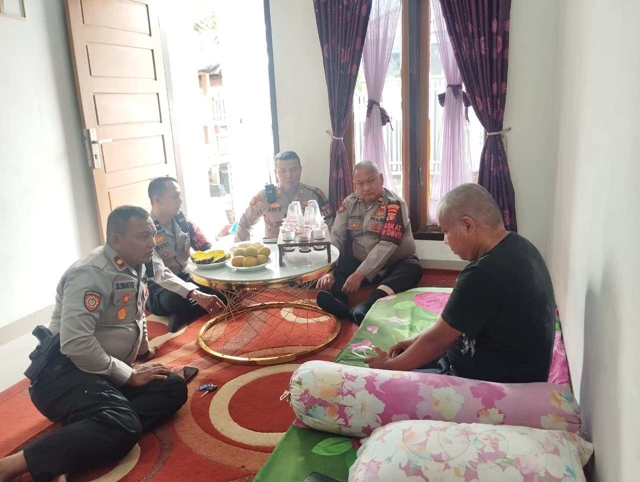 Wujud Kepedulian pada Personel yang Sakit, Polresta Banda Aceh Sampaikan Empati - Tribratanews Polresta Banda Aceh