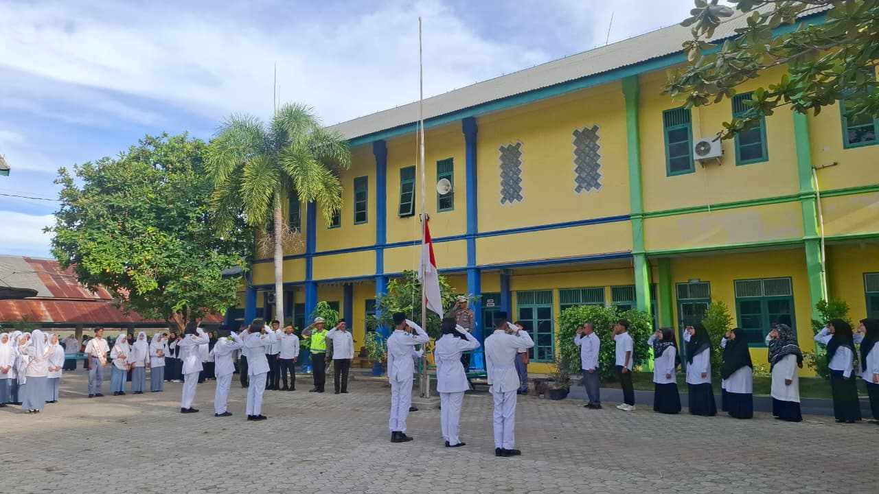 Jadi Pembina Upacara di MAN 3 Kota Banda Aceh, Kasatlantas Sampaikan Pesan Tertib Berlalu Lintas - Tribratanews Polresta Banda Aceh