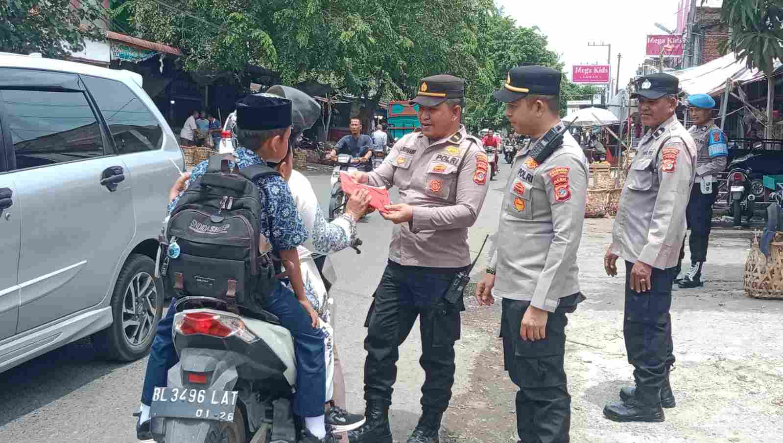 Polresta Banda Aceh Bagikan Ratusan Bendera Merah Putih untuk Warga - Tribratanews Polresta Banda Aceh