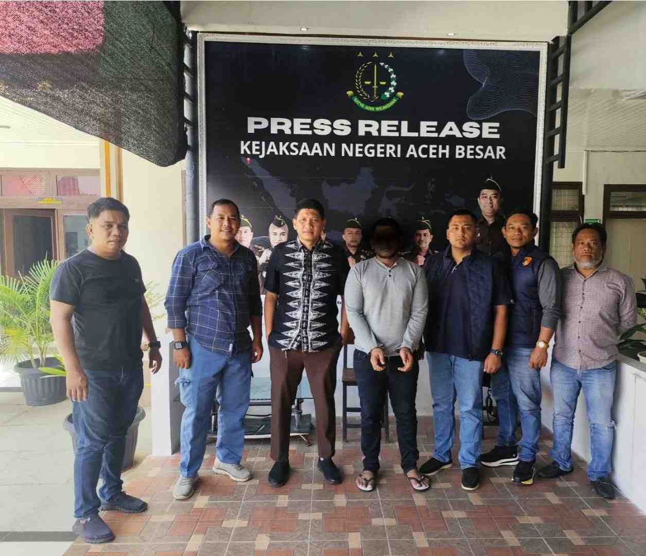 Polisi Serahkan Tersangka Kasus Pengancaman dan Pemerasan di Bukit Lamreh ke Kejari Aceh Besar - Tribratanews Polresta Banda Aceh