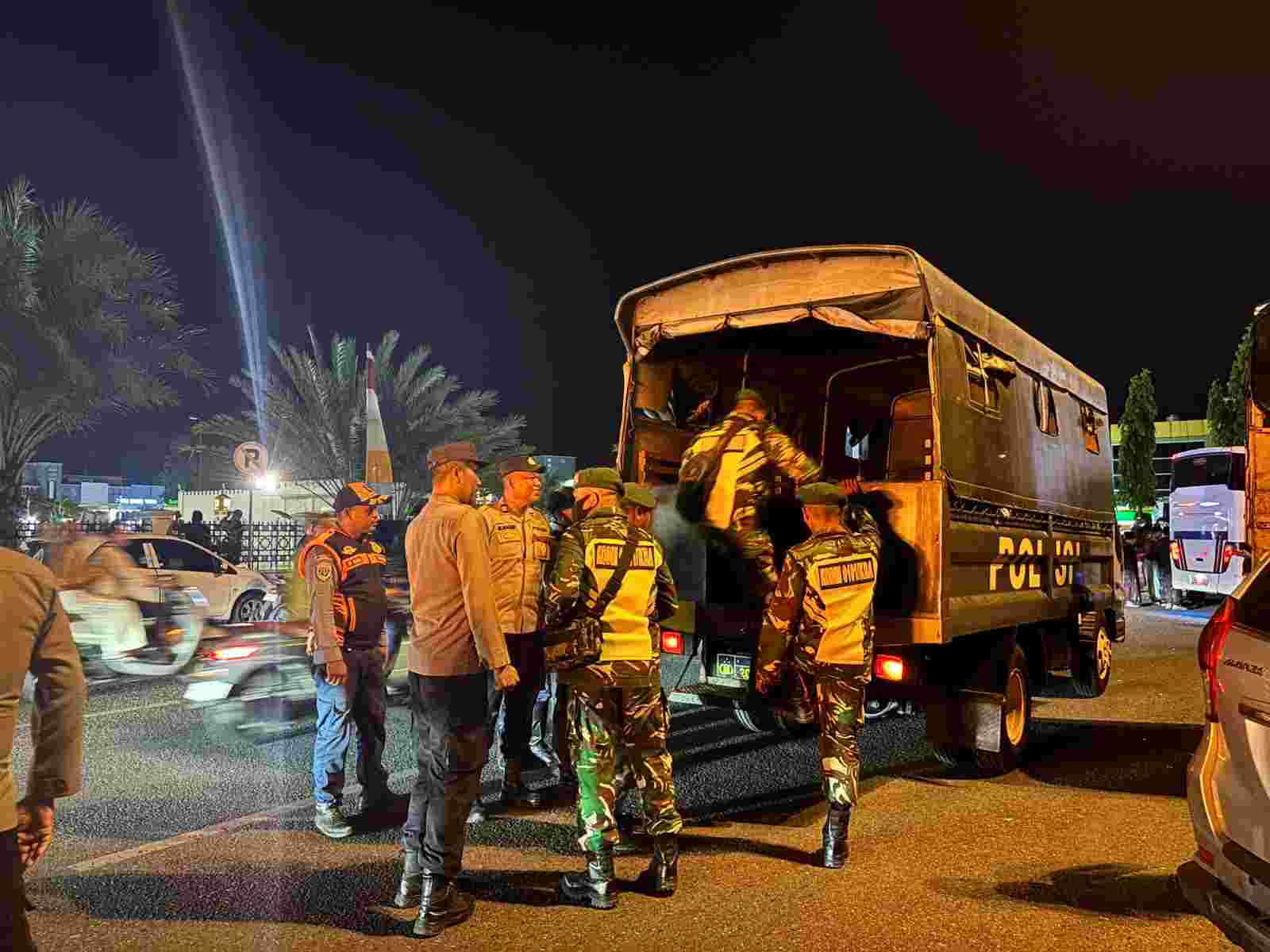 Cipta Kondisi Jelang HUT ke-81 RI dan Hari Damai Aceh, Polresta Banda Aceh Bersama TNI, Dishub serta Satpol PP dan WH Gelar Patroli Bersama - Tribratanews Polresta Banda Aceh