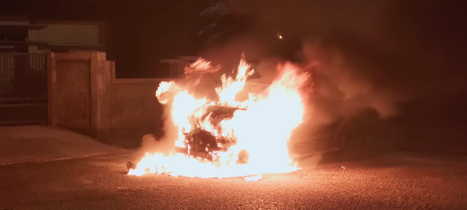 Mobil Fortuner Terbakar Saat Macet di Lamlagang, Polsek Banda Raya Bantu Hubungi Pemadam Kebakaran - Tribratanews Polresta Banda Aceh
