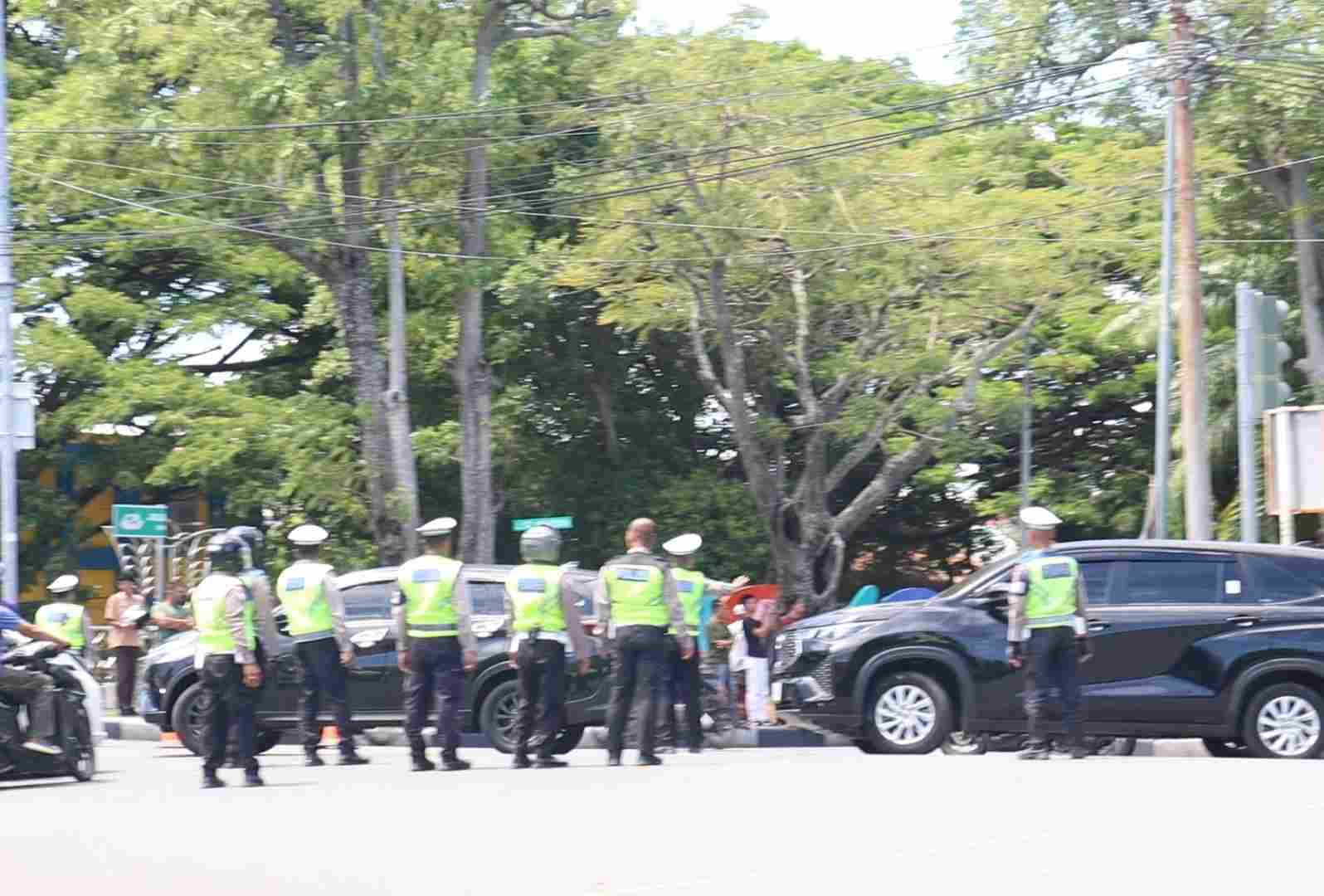 Peringatan HDA Terurai Lancar, Polantas Polresta Banda Aceh Atur Lalu Lintas di Sejumlah Titik Kemacetan - Tribratanews Polresta Banda Aceh