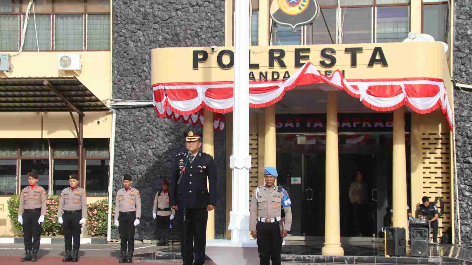 Kabag Ops Polresta Banda Aceh Pimpin Upacara HUT ke-81 RI - Tribratanews Polresta Banda Aceh