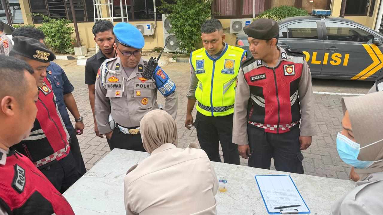 Upaya Mitigasi Penyalahgunaan Narkoba, Propam Polresta Banda Aceh Cek Urine Personel - Tribratanews Polresta Banda Aceh