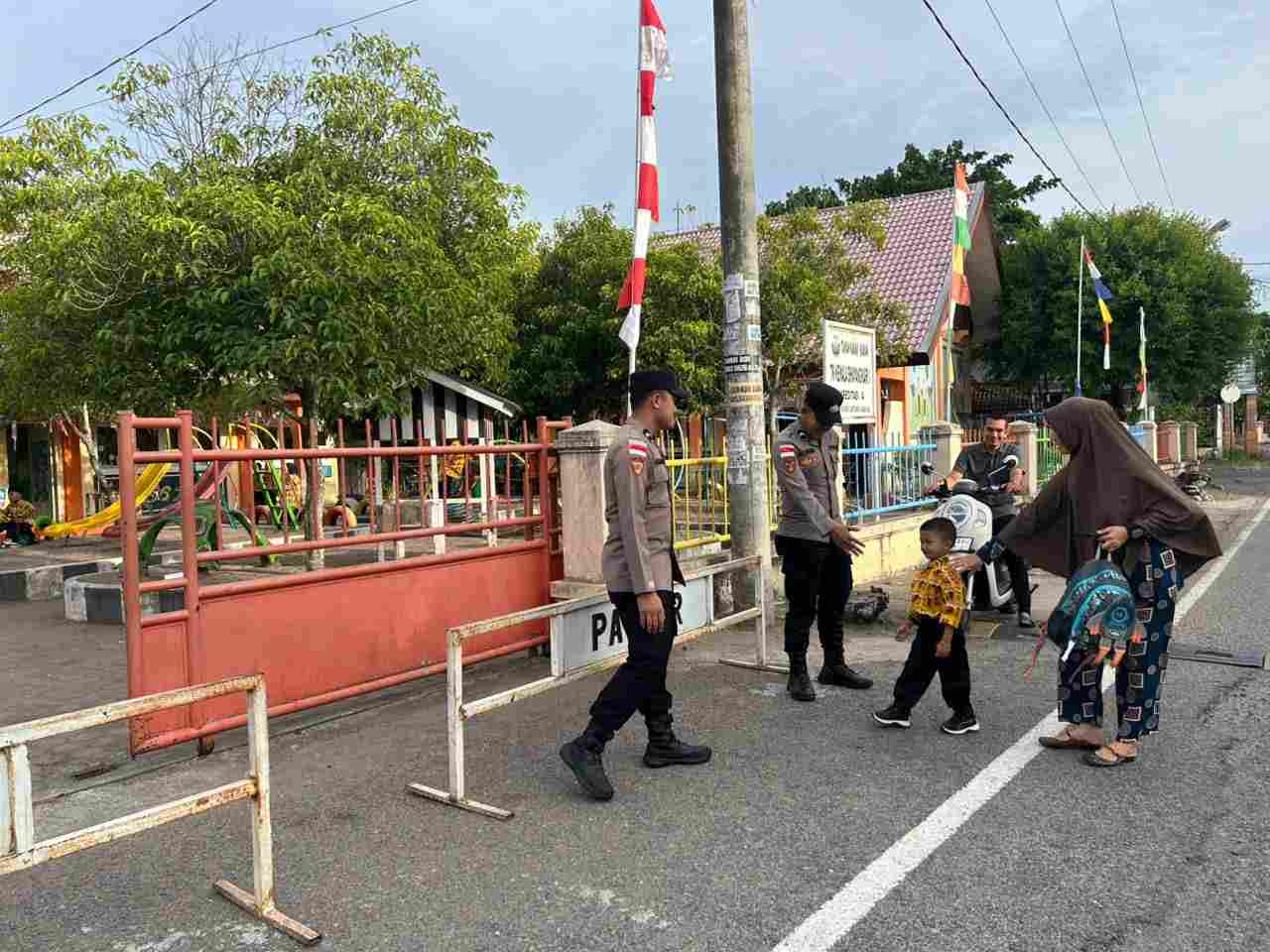 Kehadiran Polisi dalam Pelaksanaan Strong Point Pagi Polresta Banda Aceh - Tribratanews Polresta Banda Aceh