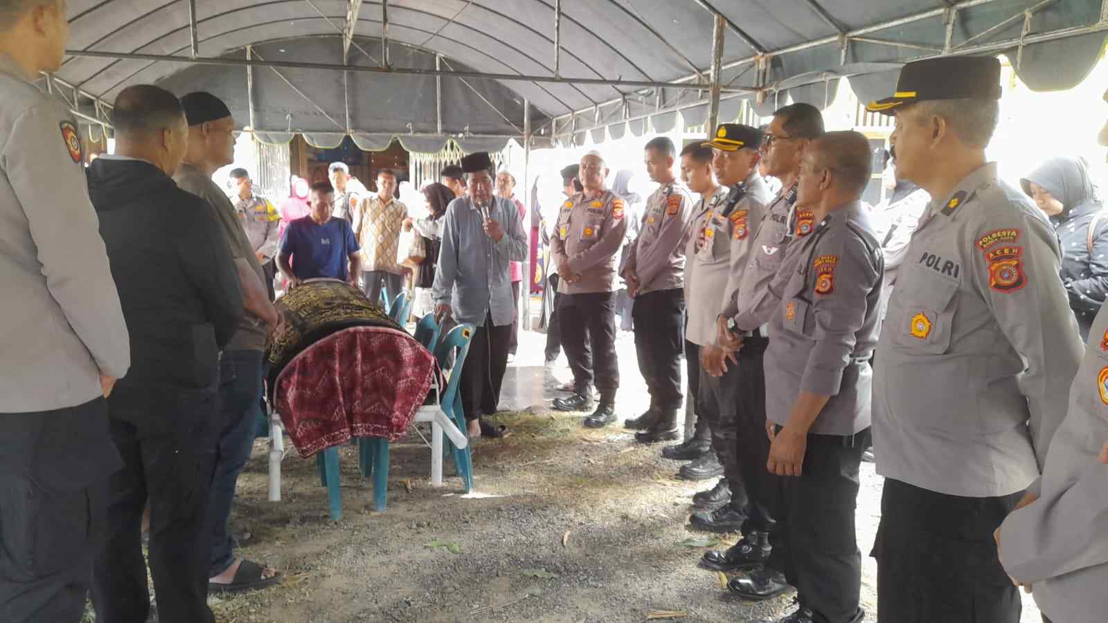 Pejabat Utama Polresta Banda Aceh Melayat ke Rumah Duka Aiptu Ade Hendra Saputra - Tribratanews Polresta Banda Aceh