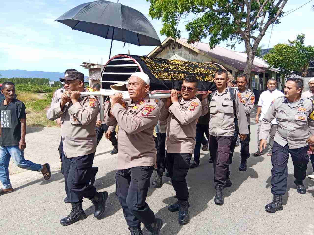 Kapolsek Peukan Bada dan Personel Usung Jenazah Aiptu Ade Hendra Saputra ke Peristirahatan Terakhir - Tribratanews Polresta Banda Aceh