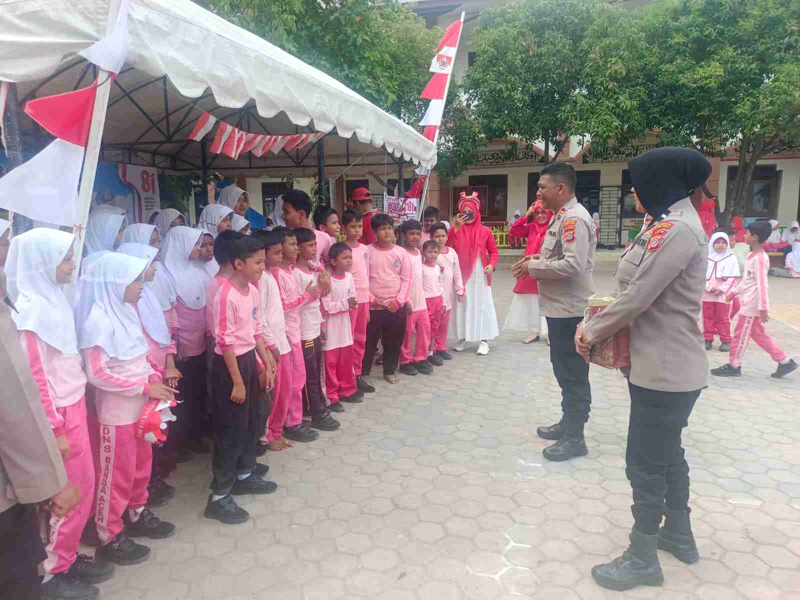 Sat Binmas Polresta Banda Aceh Saweu Sikula di SD Negeri 8 Merduati, Edukasi Siswa tentang Disiplin dan Bijak Bermedia Digital