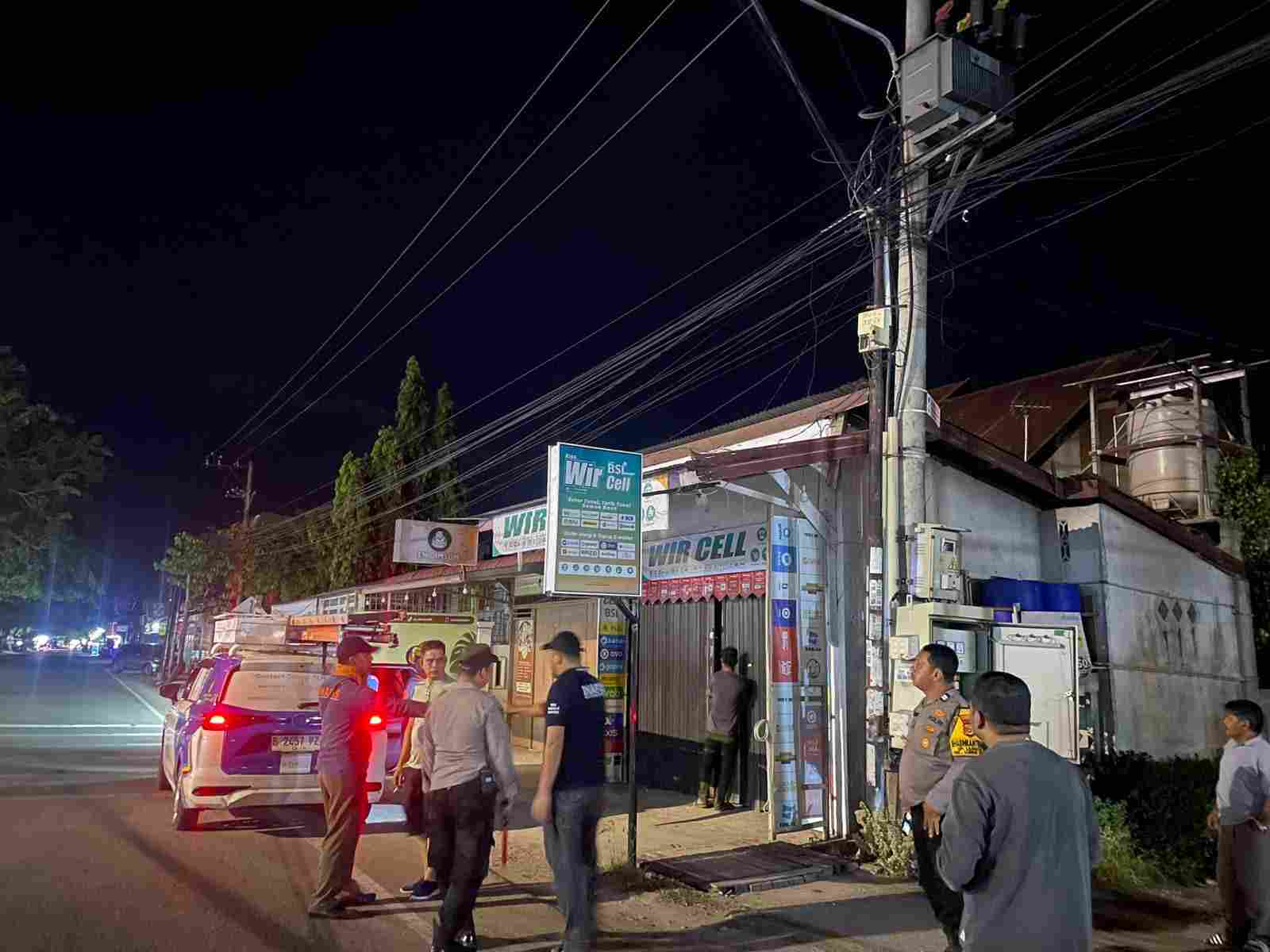 Unit Inafis Polresta Banda Aceh Olah TKP, Warga Panik Saluran Kabel PLN Terbakar - Tribratanews Polresta Banda Aceh