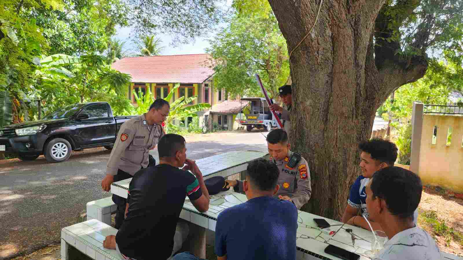Kapolsek Jajaran Polresta Banda Aceh Patroli Desa Bersama Personel Cegah Gangguan Kamtibmas - Tribratanews Polresta Banda Aceh