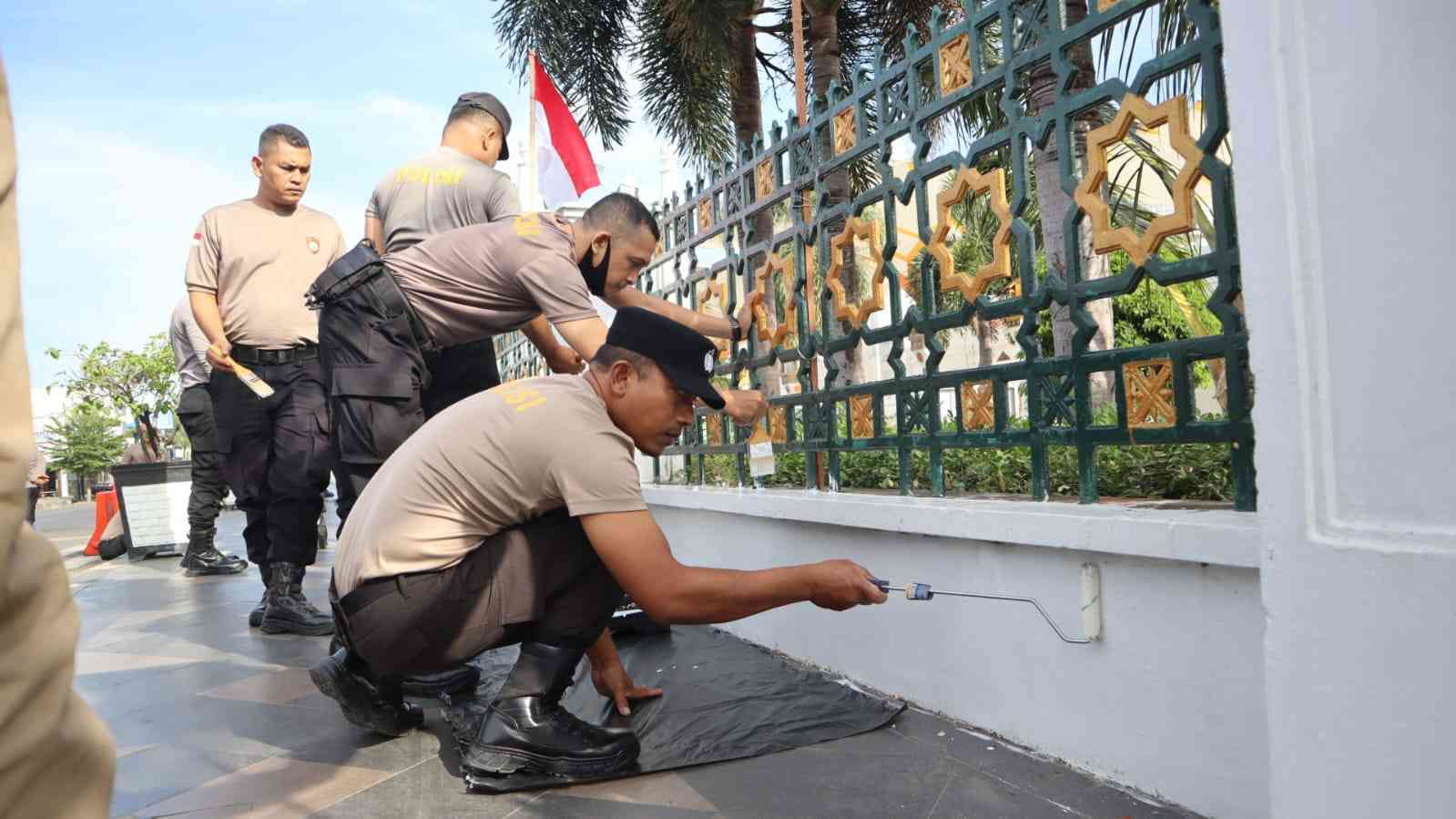 Polresta Banda Aceh Bersihkan Area Masjid Raya Baiturrahman Pasca Peringatan Hari Damai Aceh ke-21 - Tribratanews Polresta Banda Aceh