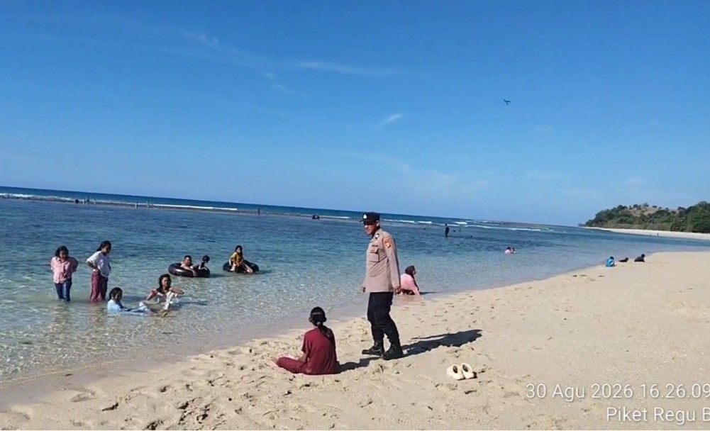 Cegah Laka Laut, Personel Polsek Mesjid Raya Imbau Warga Berhati-hati saat Mandi di Pantai