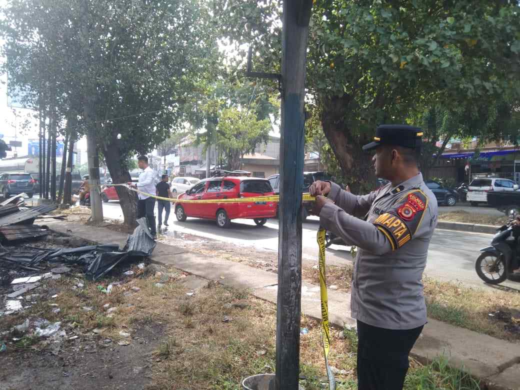 Piket Pamapta III Polresta Banda Aceh Pasang Police Line di Lokasi Kebakaran Kios