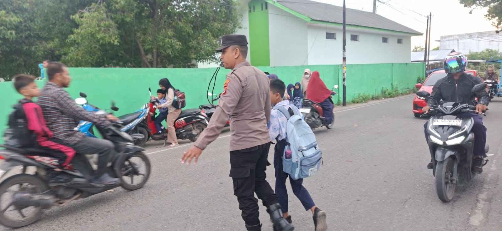Polisi di Banda Aceh Hadir di Tengah Pelajar, Laksanakan Strong Point Pagi di Lingkungan Sekolah