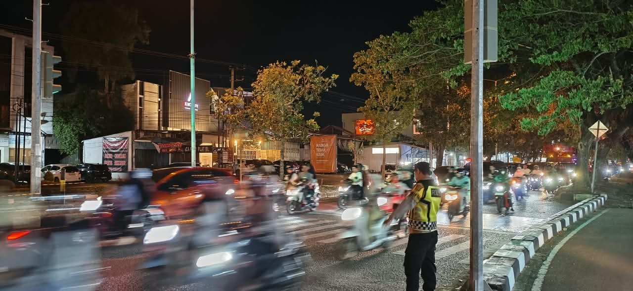Berbagai Sudut Kota Banda Aceh, Polisi Gatur Lalin di Malam Weekend, Begini Manfaatnya - Tribratanews Polresta Banda Aceh