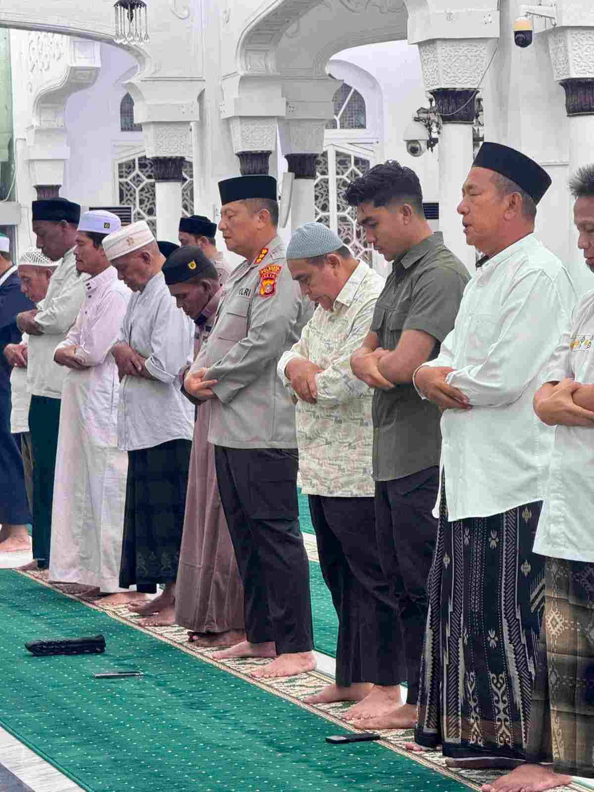 Kapolresta Banda Aceh Rutin Sholat Subuh Berjamaah Bersama Personel dan Masyarakat - Tribratanews Polresta Banda Aceh