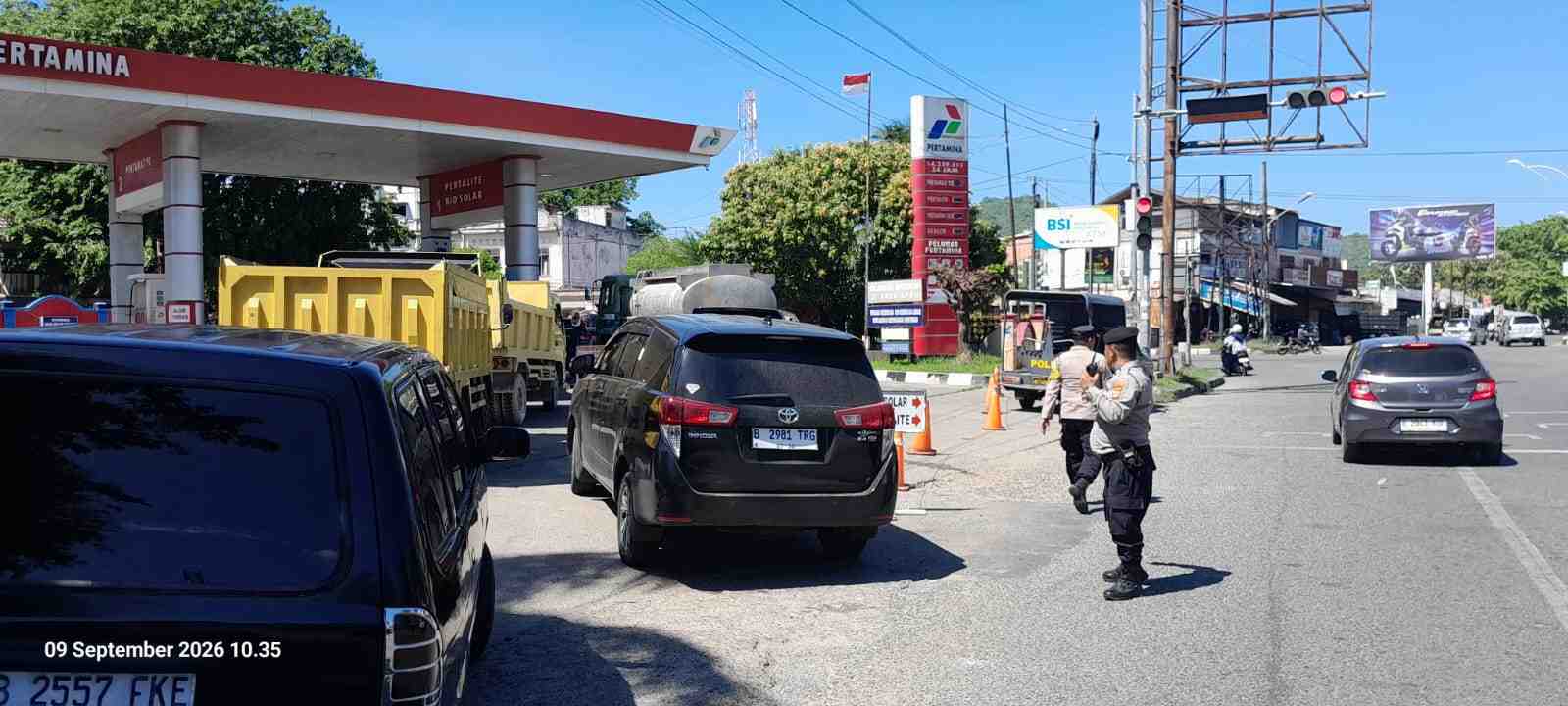 Polresta Banda Aceh Pantau Kemacetan Kendaraan di SPBU - Tribratanews Polresta Banda Aceh