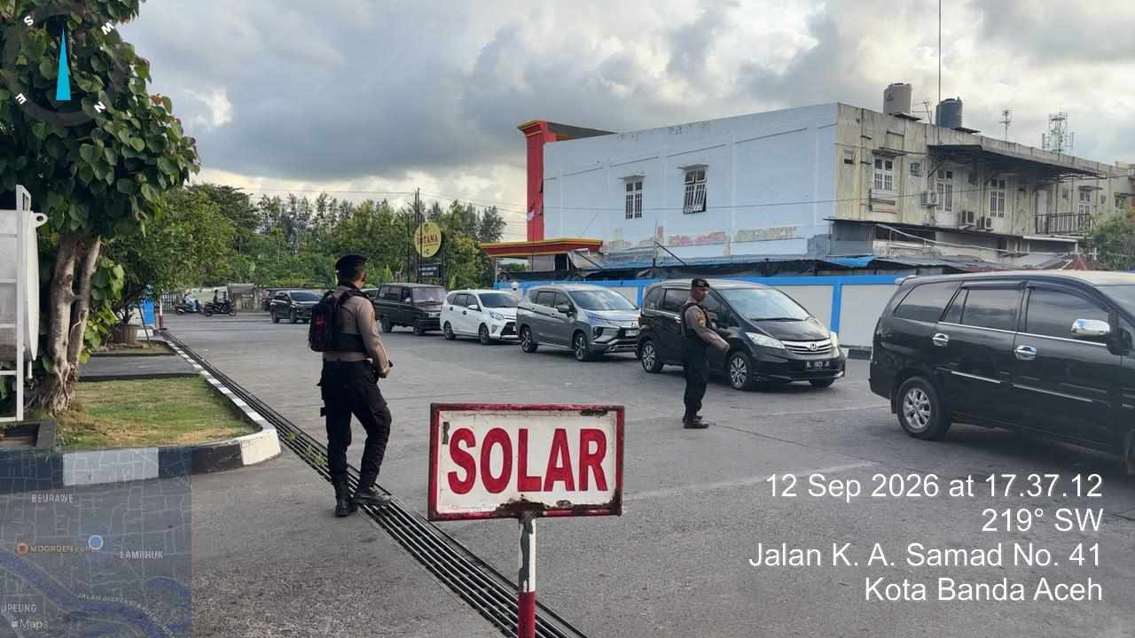 Patroli Perintis Samapta Polresta Banda Aceh Atasi Kemacetan di SPBU