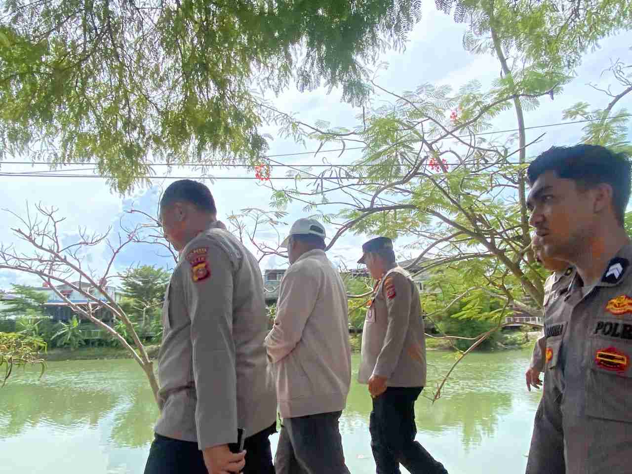 Prihatin Sampah Betebaran di Pinggir Krueng Aceh, Polresta Banda Aceh Siap Lakukan Pembersihan - Tribratanews Polresta Banda Aceh