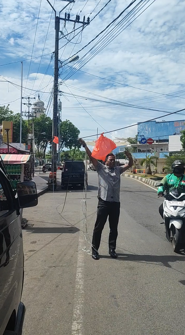 Sigap Bertindak, Polisi di Banda Aceh Amankan Kabel Listrik yang Membentang di Jalan Raya - Tribratanews Polresta Banda Aceh