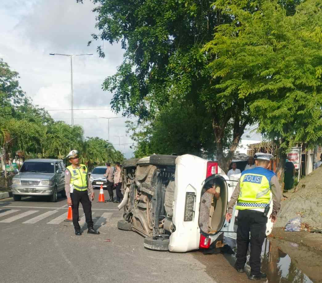 Polisi Tangani Perkara Honda Brio Terguling di Lambung, Dua Orang Luka 