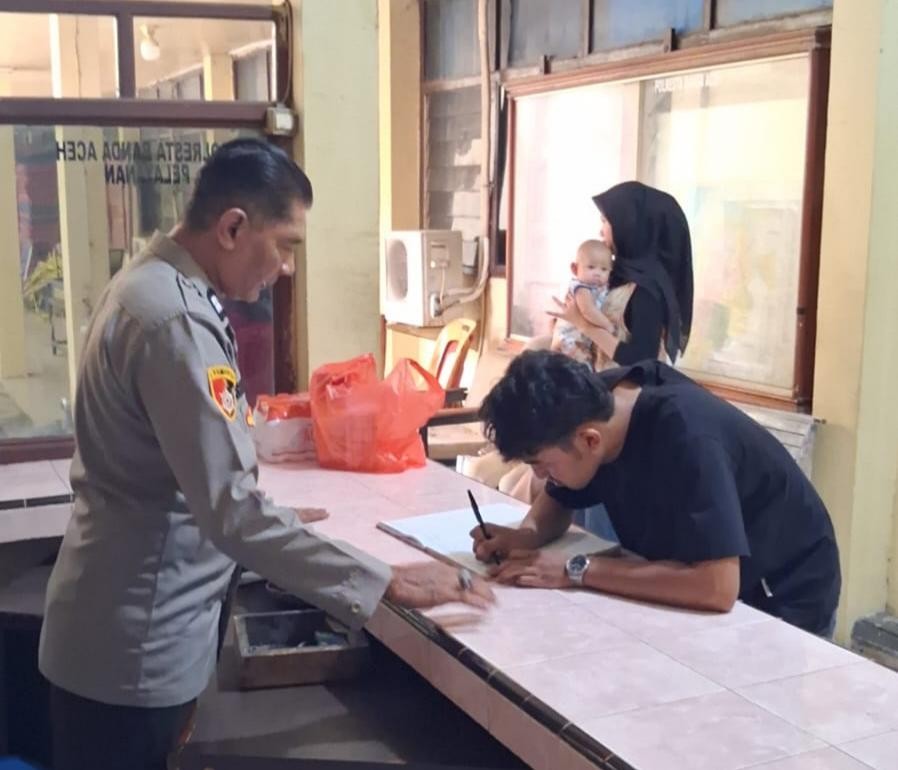 Penuhi Hak Tahanan untuk Bertemu Keluarga, Polresta Banda Aceh Lakukan Pengawasan - Tribratanews Polresta Banda Aceh