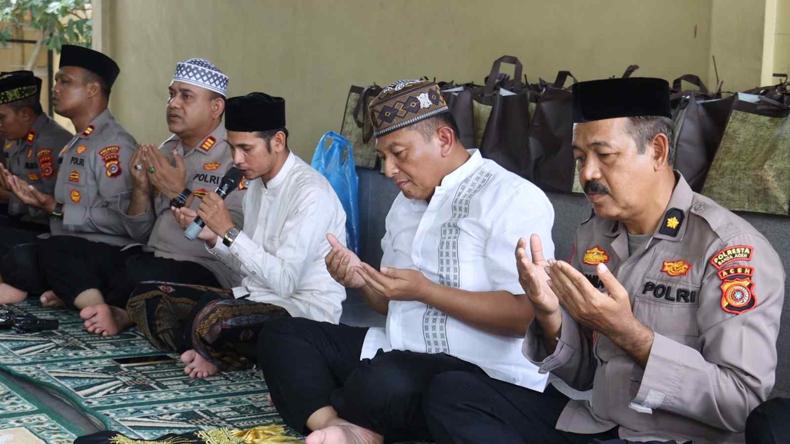 Kombes Teguh Gelar Doa Bersama, Santuni Anak Yatim di Rumdis Kapolresta - Tribratanews Polresta Banda Aceh