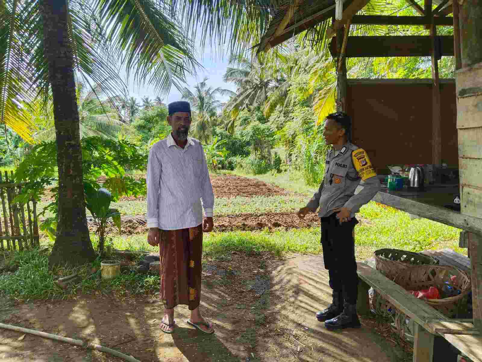 Door to Door, Polisi di Banda Aceh Dekatkan Diri dengan Warga - Tribratanews Polresta Banda Aceh