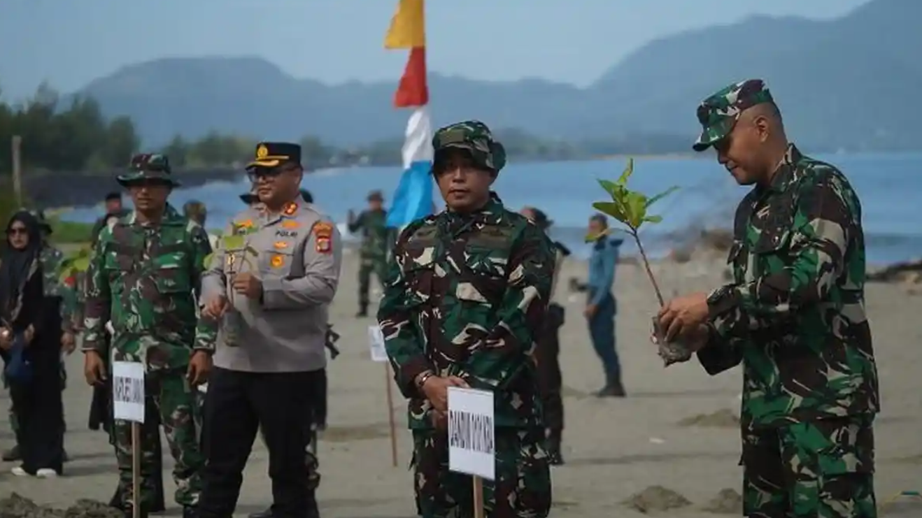 Wakapolresta Banda Aceh Tanam Pohon, Bersihkan Pesisir Pantai Nol Kilometer - Tribratanews Polresta Banda Aceh