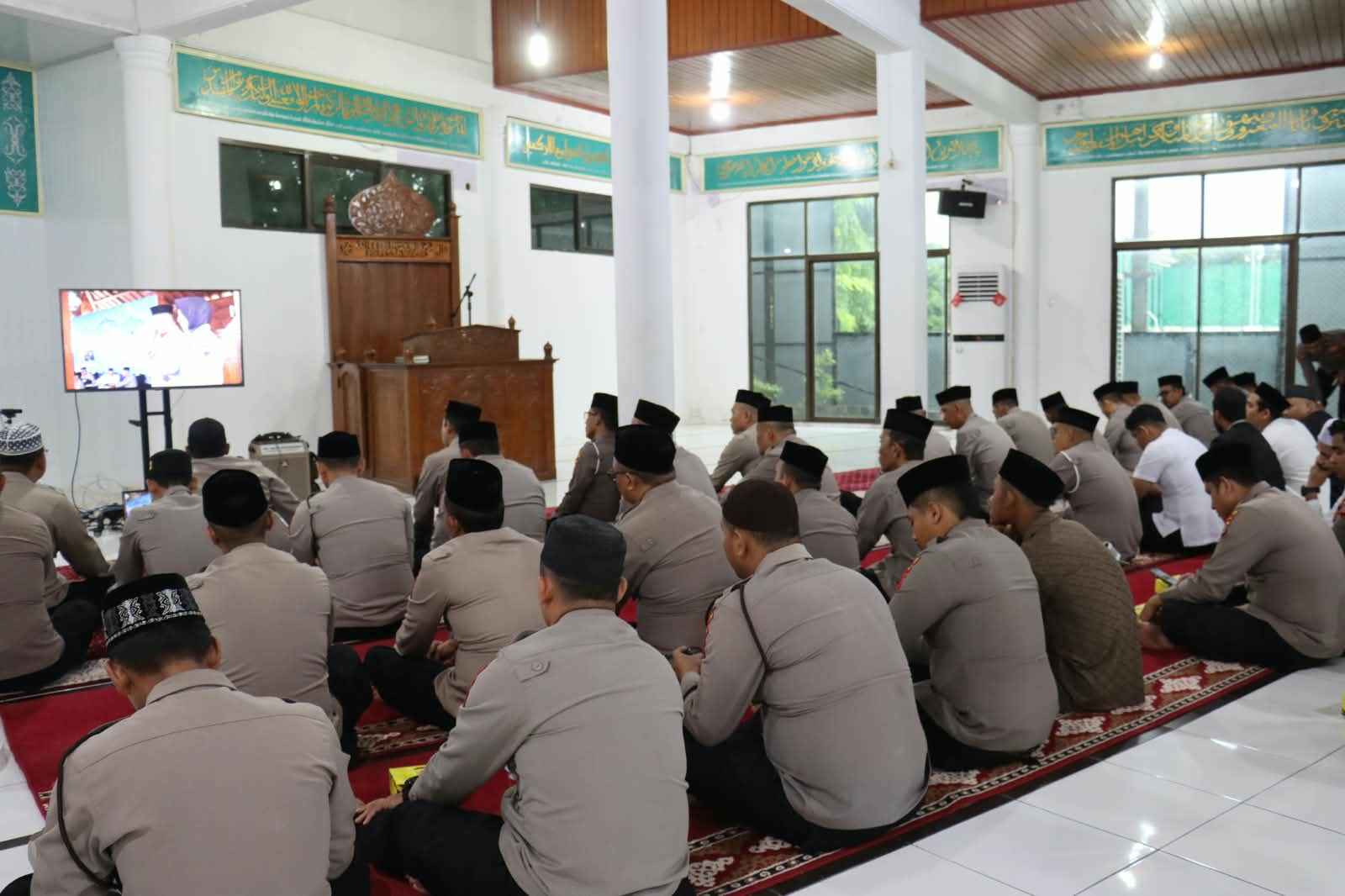 Personel Polresta Banda Aceh Ikuti Ngaji Kebangsaan Bersama Gus Baha  - Tribratanews Polresta Banda Aceh