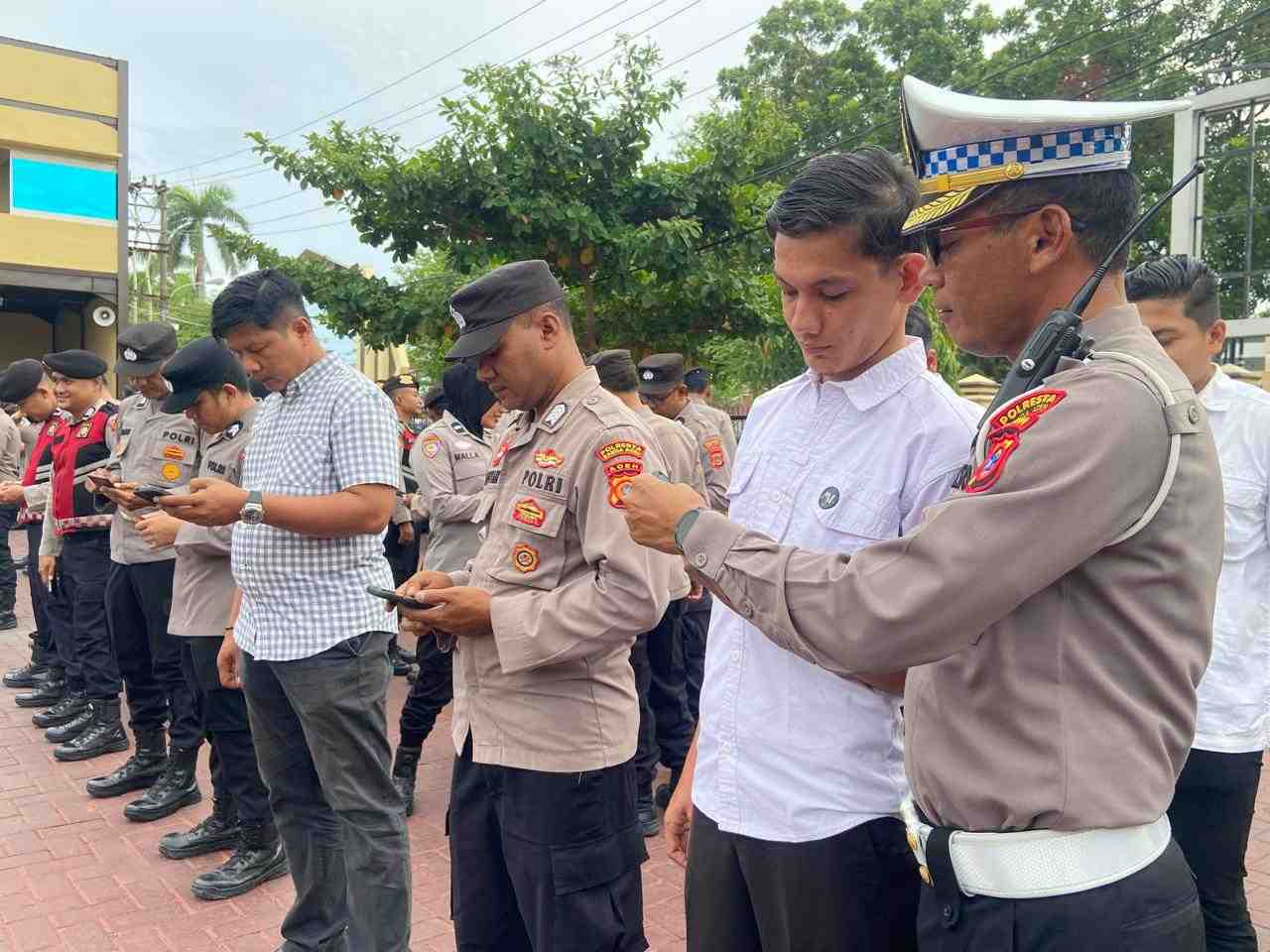 Perwira Polresta Banda Aceh Cek HP Personel, Awasi Penggunaan Media Sosial - Tribratanews Polresta Banda Aceh