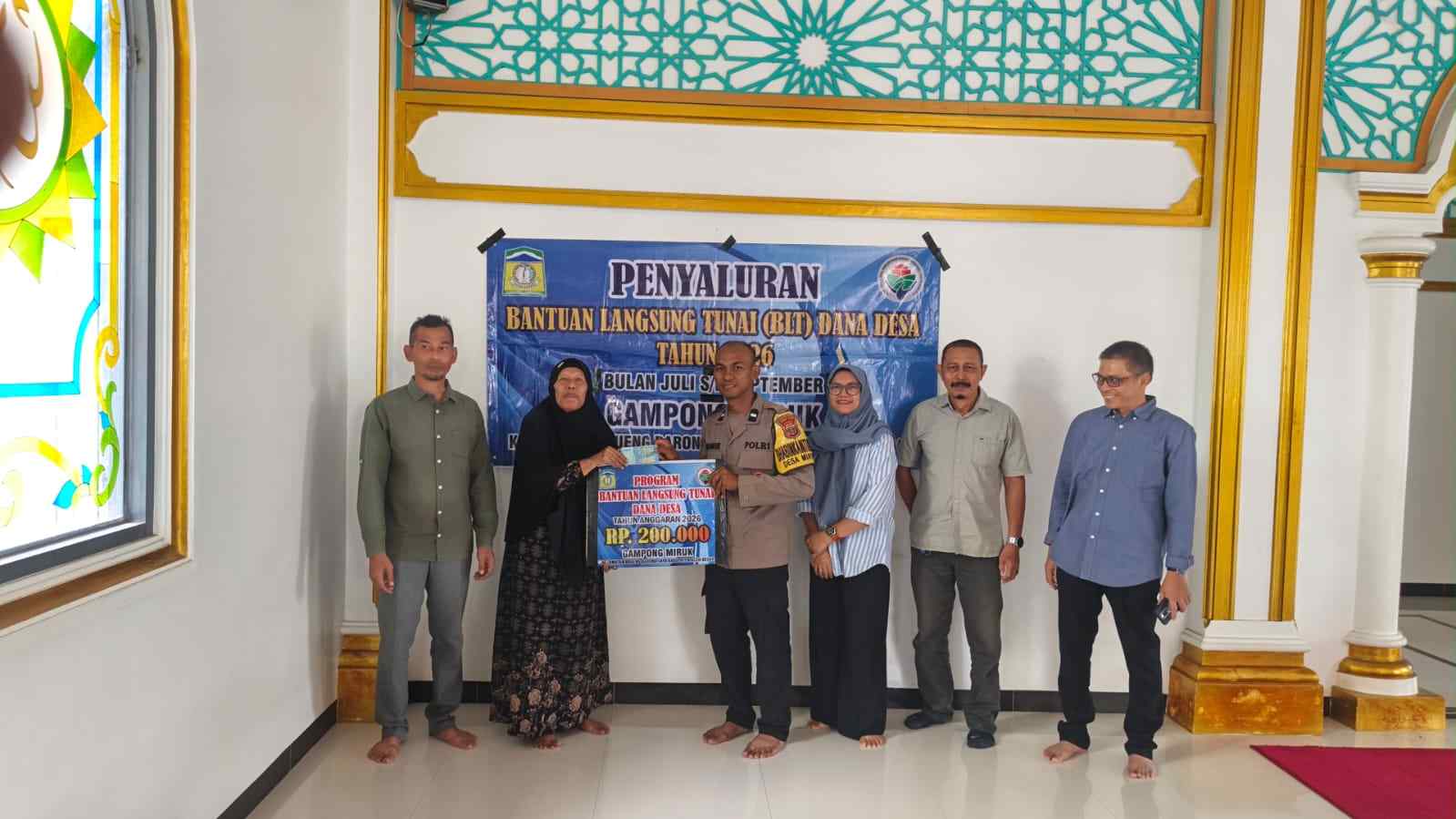 Bhabinkamtibmas Awasi Penyaluran BLT Dana Desa di Krueng Barona Jaya  - Tribratanews Polresta Banda Aceh