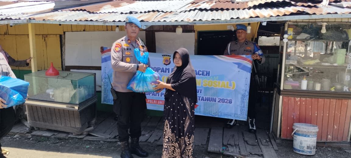 Propam Polresta Banda Aceh Salurkan Bansos untuk Warga Kurang Mampu - Tribratanews Polresta Banda Aceh
