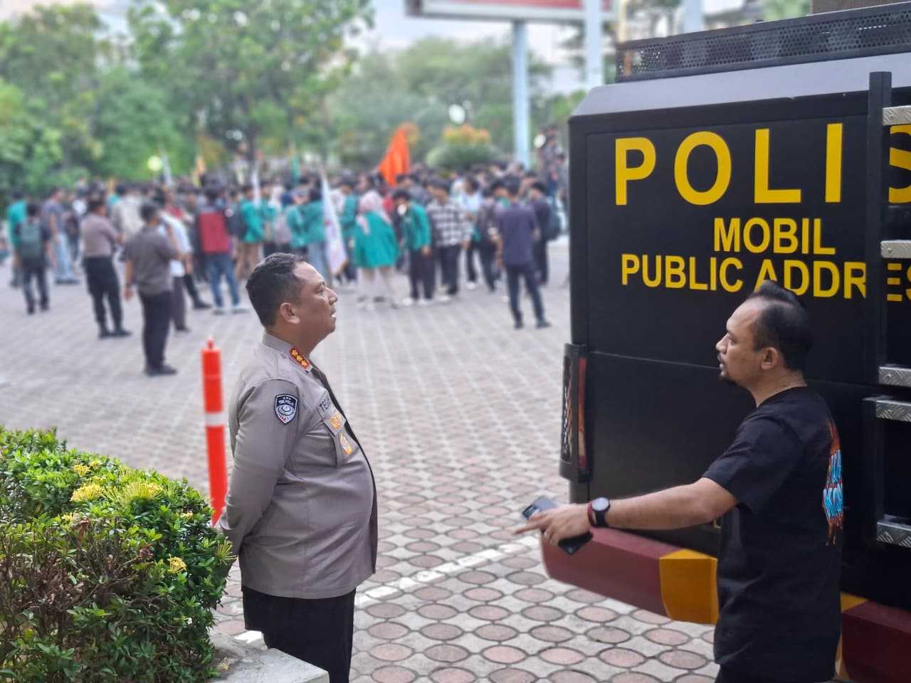 Polisi Beri Pelayanan Humanis kepada Massa Aksi AMPA di Kantor DPRA - Tribratanews Polresta Banda Aceh