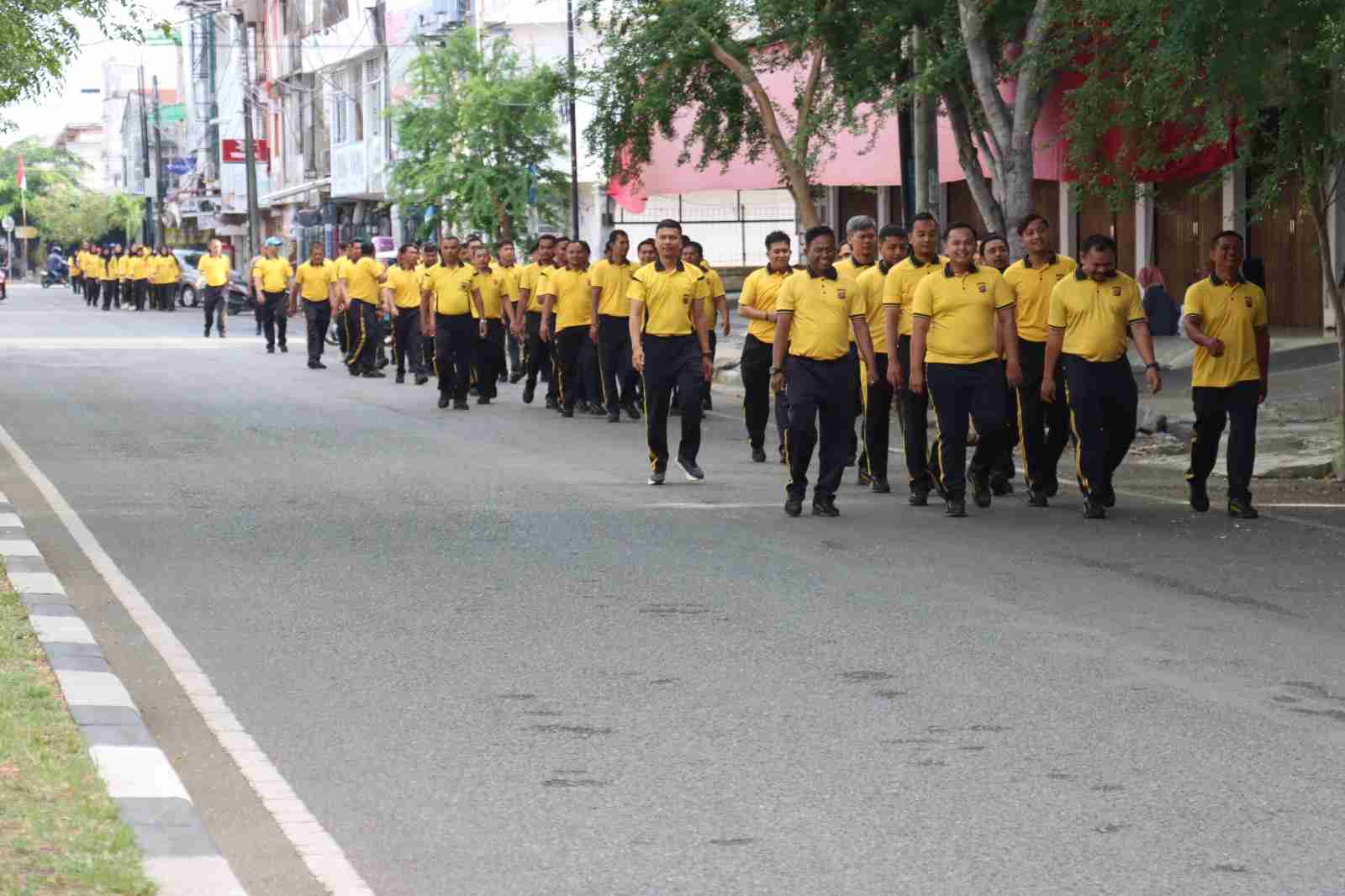 Olahraga Pagi, Kapolresta Banda Aceh Ajak Personel Jaga Kebugaran - Tribratanews Polresta Banda Aceh