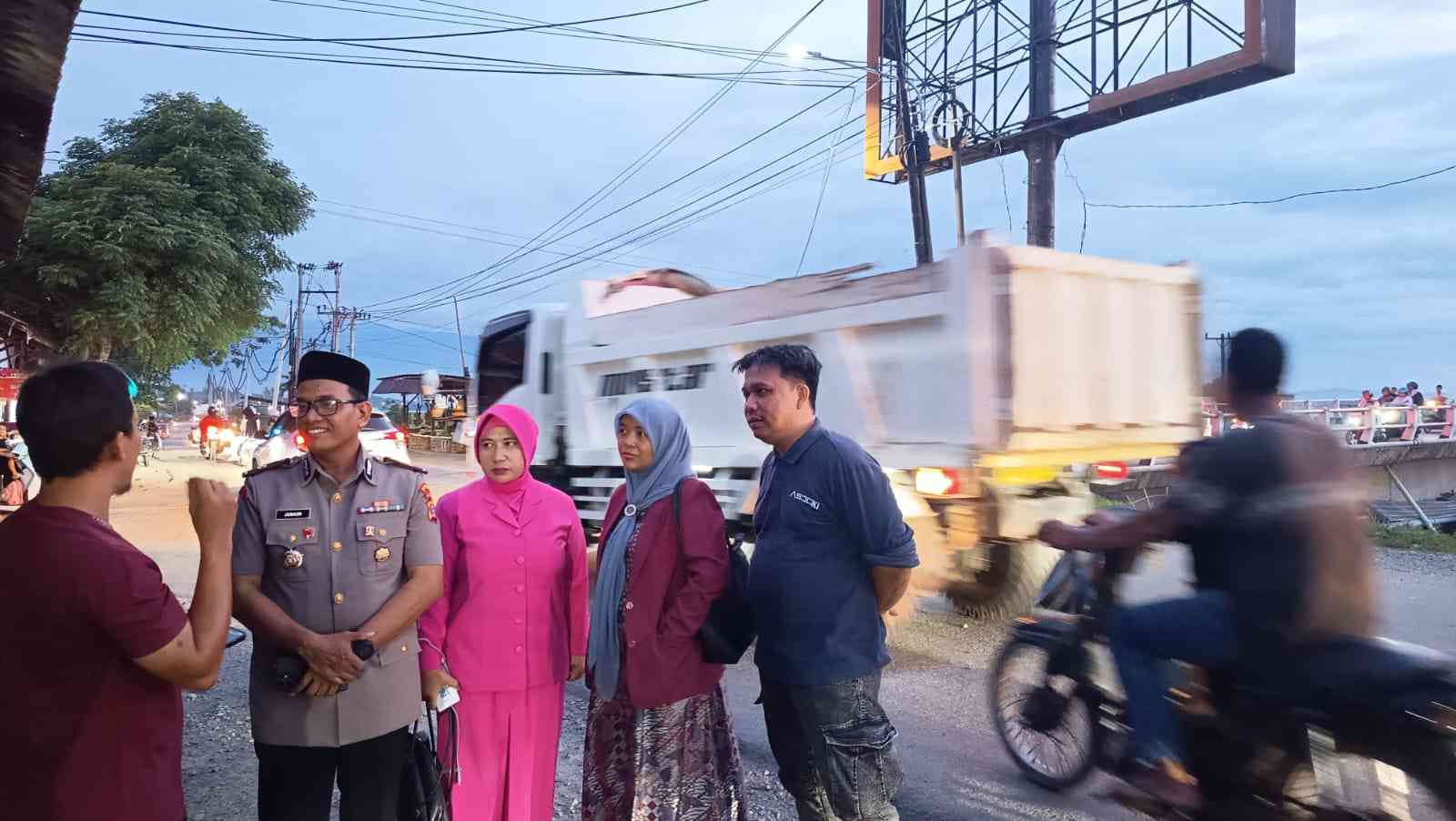 Kapolsek Kuta Baro Iptu Dr. Junaidi Bersama Dekan FH Unaya Dr. Siti Tinjau Lokasi Rawan Kemacetan dan Gangguan Kamtibmas - Tribratanews Polresta Banda Aceh