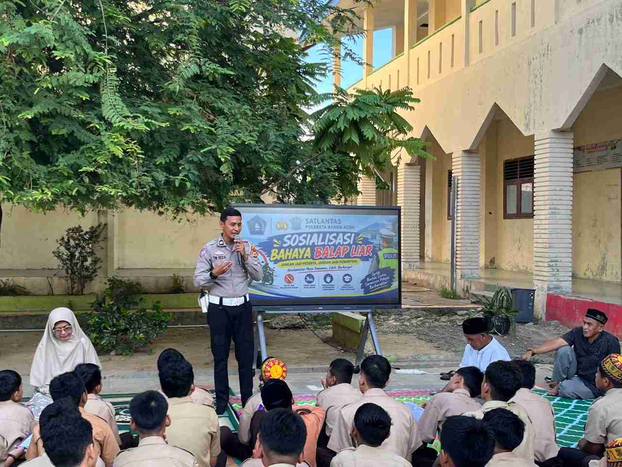 Satlantas Polresta Banda Aceh Sosialisasikan Keselamatan Berlalu Lintas dan Stop Balap Liar di SMPN 14 - Tribratanews Polresta Banda Aceh