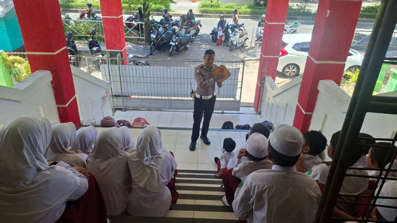 Satlantas Polresta Banda Aceh Edukasi Pelajar Tertib Berlalu Lintas Sejak Dini - Tribratanews Polresta Banda Aceh