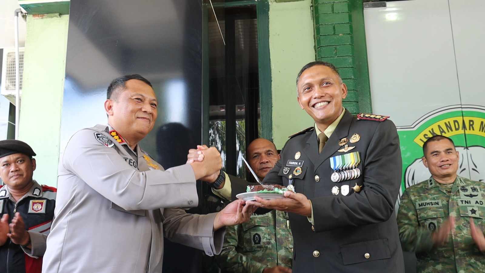 HUT TNI ke-81, Kapolresta Banda Aceh Beri Kejutan ke Kodim 0101/KBA - Tribratanews Polresta Banda Aceh