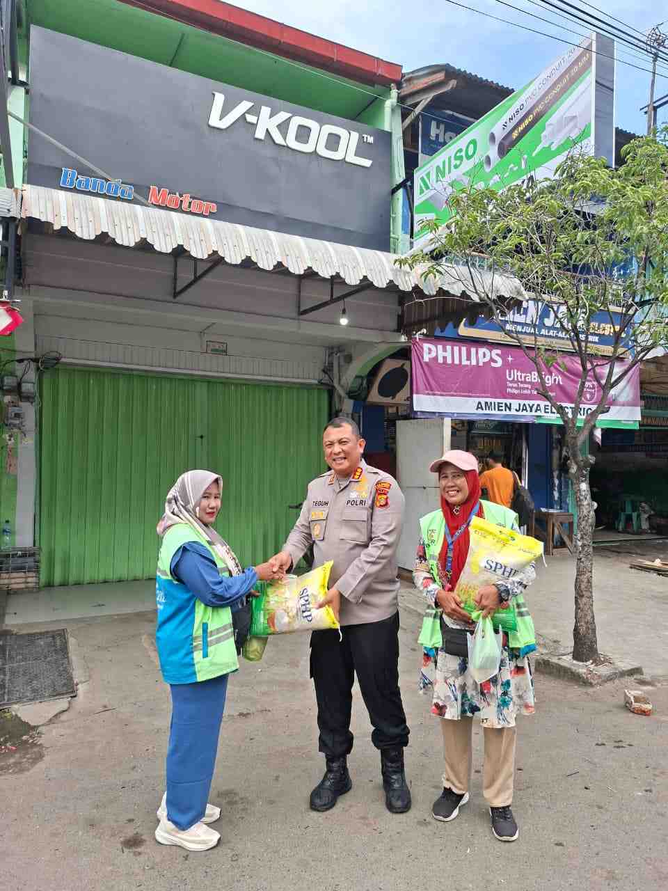 Wujud Kepedulian Kapolresta Banda Aceh, Juru Parkir Wanita Dapat Bantuan Beras - Tribratanews Polresta Banda Aceh