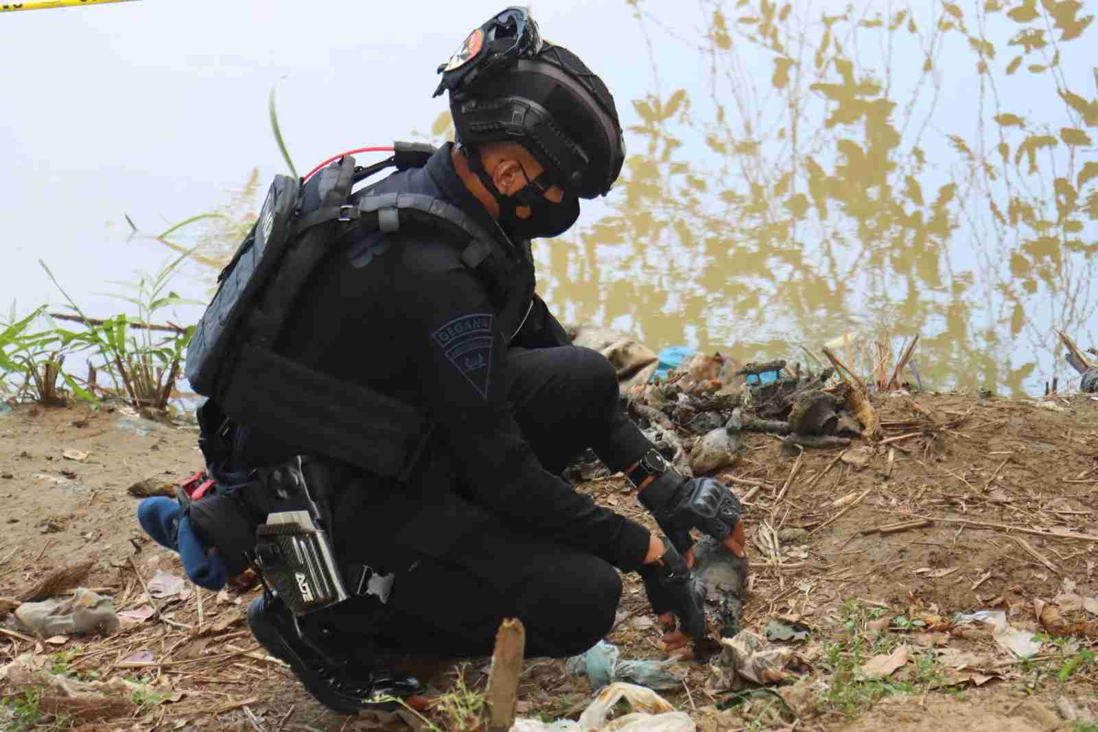 Jihandak Brimob Evakuasi Mortir dari Pinggir Krueng Aceh, Dibawa ke Peukan Bada untuk Disposal - Tribratanews Polresta Banda Aceh