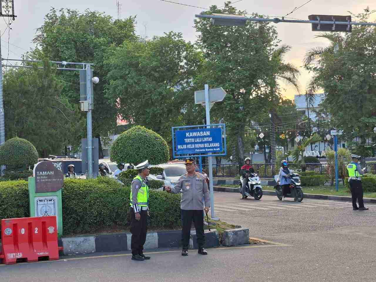 Kapolresta Banda Aceh Turun Langsung Pastikan Strong Point Pagi Berjalan Tertib - Tribratanews Polresta Banda Aceh