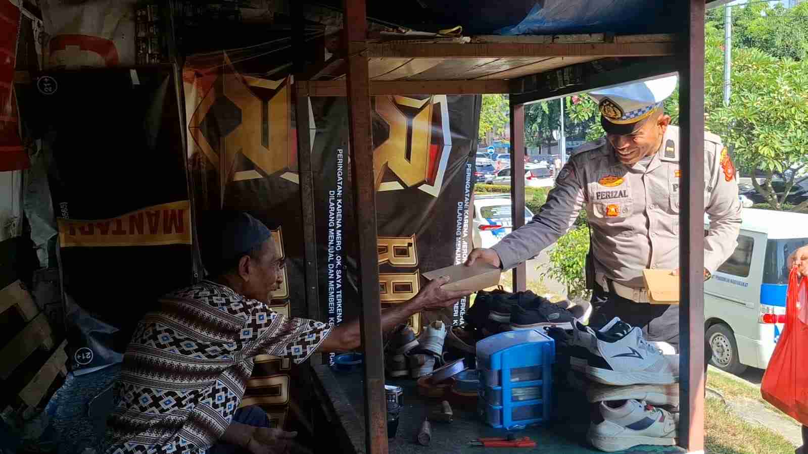 Jumat Berkah, Satlantas Polresta Banda Aceh Sasar Tukang Sol Sepatu dan Sopir Pengangkut Barang