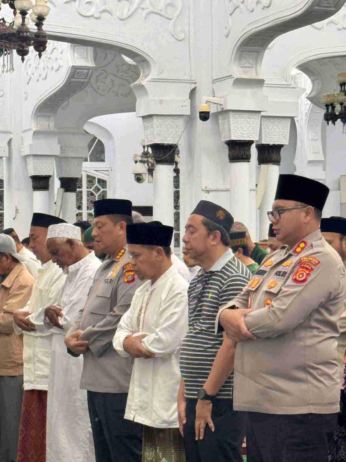 Kapolresta Banda Aceh dan Personel Rutin Shalat Subuh Berjamaah, Perkuat Silaturahmi dengan Masyarakat - Tribratanews Polresta Banda Aceh